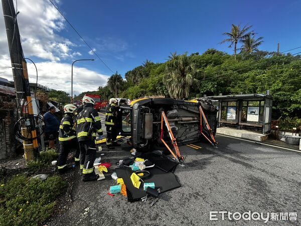 ▲成功鎮白蓮路18日上午發生計程車翻覆事故，警消獲報後迅速趕赴現場展開救援。（圖／記者楊晨東翻攝）