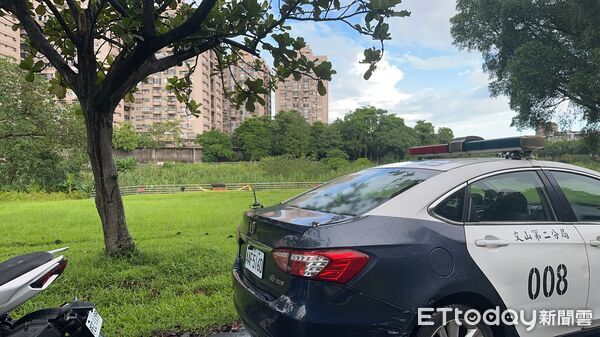 ▲景美河濱公園一男子頸部有刀傷死亡。(圖/記者黃彥傑翻攝)