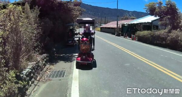 ▲女警王莉婷發現老婦人駕駛醫療用電動代步車故障受困，立即上前關心並協助處理。（圖／記者楊晨東翻攝）