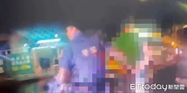 ▲▼他開車送朋友違規迴轉遭攔查拒受檢，警方壓制驗毒駕搜出2款毒品。（圖／記者邱中岳翻攝）