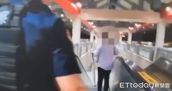 ▲▼林女在捷運車廂被勸不爽大聲咆哮，警員上車帶離捷運站。（圖／記者邱中岳翻攝）