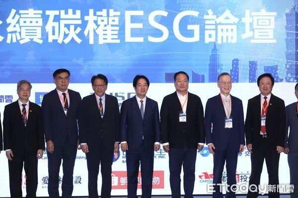 ▲▼ 賴清德總統、王令麟 董事長出席2026台灣永續ESG碳權論壇。企業碳權大合影  。（圖／記者劉耿豪攝）