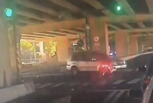 ▲廂型車左轉遭直行機車碰撞。（圖／平鎮警分局提供）