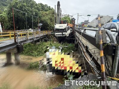礁溪砂石車雨天失控畫面曝!撞翻大型招牌 車頭懸空卡橋邊