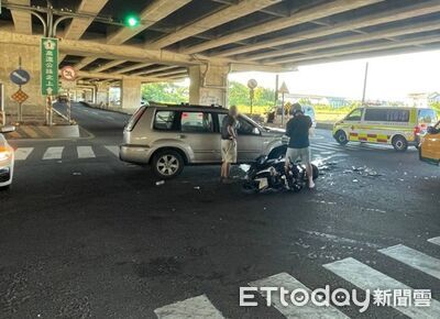 廂型車左轉撞機車!騎士飛躺引擎蓋上 擋風玻璃碎成蜘蛛網