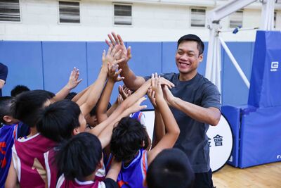 林志傑化身熱血教頭 勇士公益籃球營百位基層小將圓夢