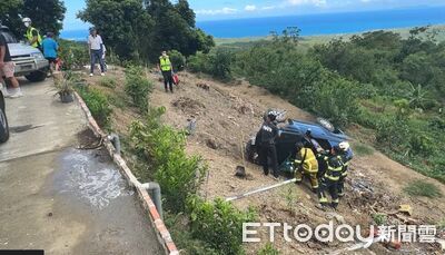 台東轎車撞破自家圍牆衝落邊坡!駕駛無生命跡象、兒子受困獲救