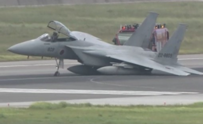 日本F-15戰機降落「失控打滑」!迫降那霸機場 跑道上旋轉180度