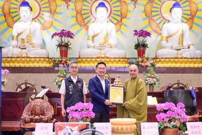 桃園佛教蓮社捐贈市警局無人機、唾液快篩劑 提升值勤效能
