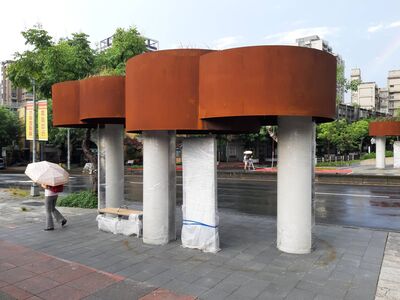 北市花413萬蓋「長草屋頂」候車亭 王欣儀爆:雨天還滴鏽水