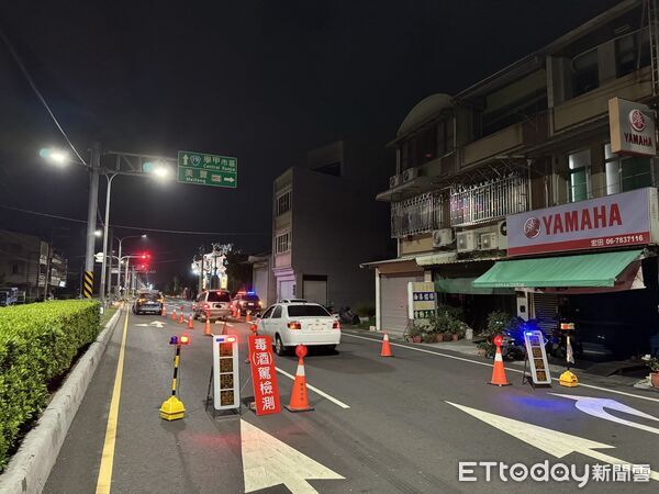 ▲學甲警分局執行「取締毒、酒駕大執法」專案，在轄區重要道路實施「封城式」強力路檢。（記者林東良翻攝，下同）