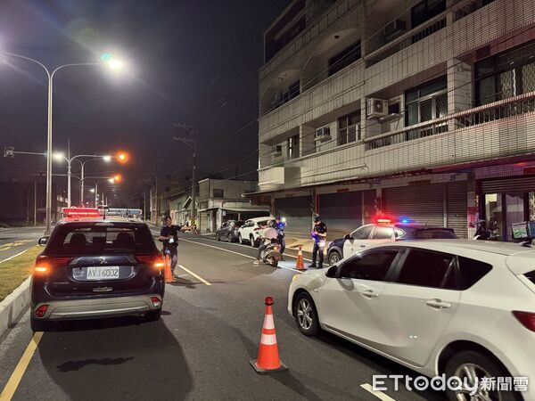 ▲學甲警分局執行「取締毒、酒駕大執法」專案，在轄區重要道路實施「封城式」強力路檢。（記者林東良翻攝，下同）
