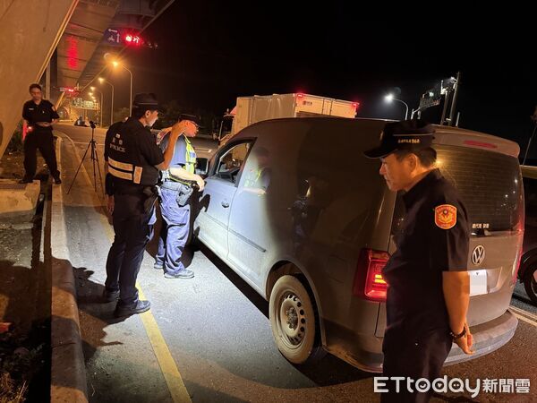 ▲學甲警分局執行「取締毒、酒駕大執法」專案，在轄區重要道路實施「封城式」強力路檢。（記者林東良翻攝，下同）