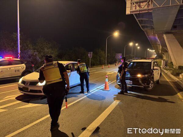 ▲學甲警分局執行「取締毒、酒駕大執法」專案，在轄區重要道路實施「封城式」強力路檢。（記者林東良翻攝，下同）