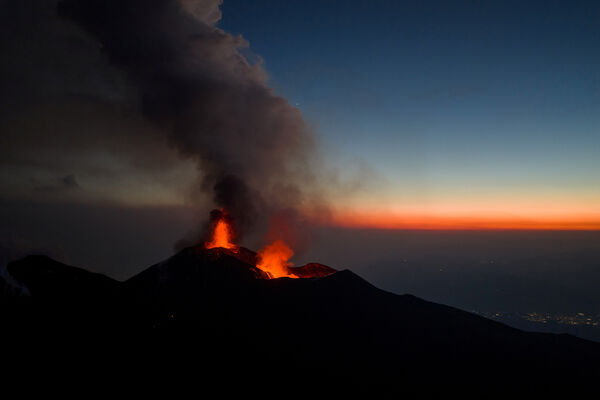 ▲▼2026年8月13日，義大利西西里島（Sicily）的埃特納火山（Mount Etna）再度噴發。（圖／路透）