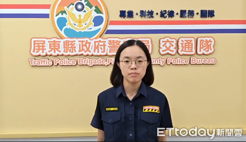 ▲分隊長黃郁雯對同款同色車輛掛偽造車牌上路做說明。（圖／記者陳崑福翻攝）