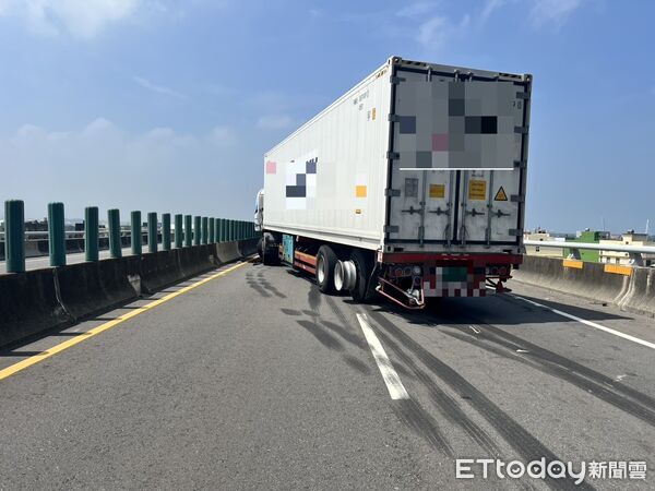 ▲快訊／台61線清水路段「聯結車碰撞緩撞車」！　事故佔用全車道。（圖／記者白珈陽翻攝，下同）
