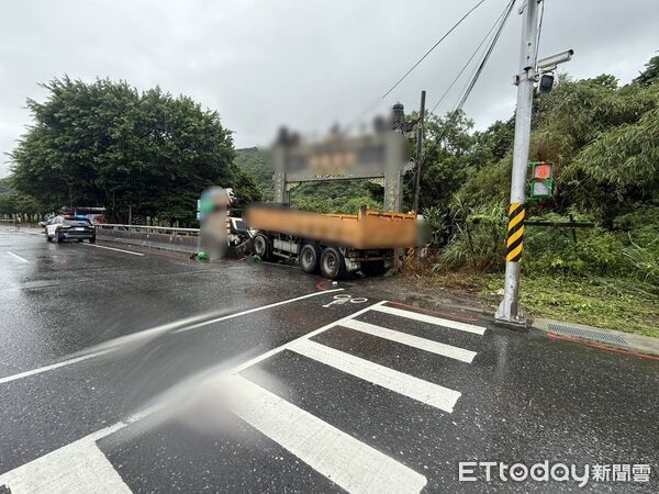 ▲▼砂石車疑大雨路滑失控衝出道路，車頭直接越過護欄、栽進橋旁水溝。（圖／記者游芳男翻攝，下同）