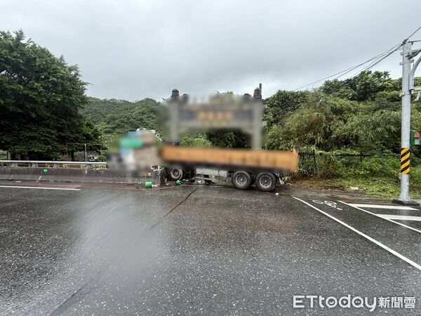 ▲▼砂石車疑大雨路滑失控衝出道路，車頭直接越過護欄、栽進橋旁水溝。（圖／記者游芳男翻攝，下同）
