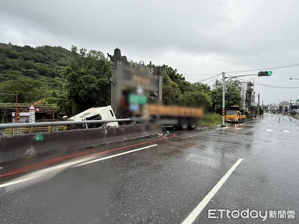 ▲▼砂石車疑大雨路滑失控衝出道路，車頭直接越過護欄、栽進橋旁水溝。（圖／記者游芳男翻攝，下同）