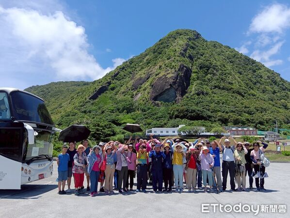 ▲▼花蓮推出車等人郵輪式公車????遊東海岸，提供2人同行1人免費優惠。（圖／花蓮縣政府提供，下同）