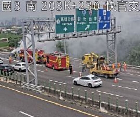 國3快官路段轎車突冒煙起火 駕駛急停路肩跳車逃生