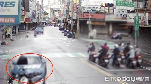▲▼監視器拍下BMW撞倒3輛機車，警方到場時BMW駕駛已經肇逃             。（圖／記者陳以昇翻攝）