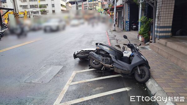 ▲▼監視器拍下BMW撞倒3輛機車，警方到場時BMW駕駛已經肇逃             。（圖／記者陳以昇翻攝）