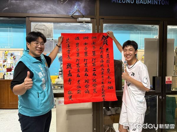 ▲▼花蓮羽球小將接連在國際賽事傳回捷報，花蓮市長魏嘉彥前往羽之鷹張貼紅榜。（圖／花蓮市公所提供，下同）