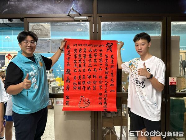 ▲▼花蓮羽球小將接連在國際賽事傳回捷報，花蓮市長魏嘉彥前往羽之鷹張貼紅榜。（圖／花蓮市公所提供，下同）