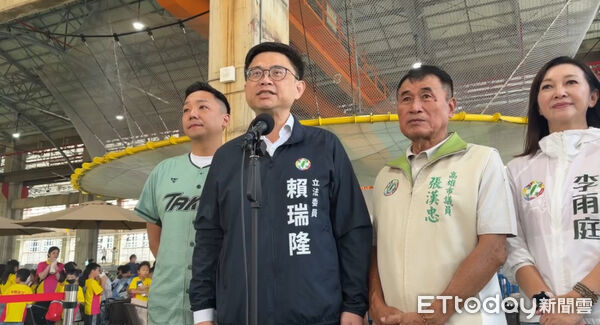 ▲▼國務機要費遭全數刪凍…衝擊弱勢團體月餅訂單　賴瑞隆捐20萬認購 。（圖／記者賴文萱翻攝）