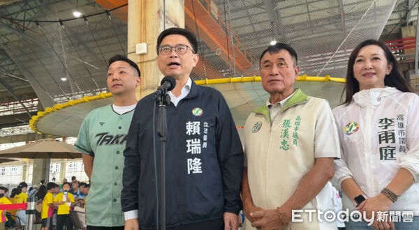 ▲▼國務機要費遭全數刪凍…衝擊弱勢團體月餅訂單　賴瑞隆捐20萬認購 。（圖／記者賴文萱翻攝）