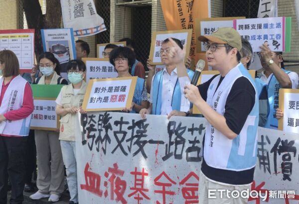 台灣血液基金會企業工會今與多個聲援團體集結在血基會門口抗議。（圖／記者趙于婷攝）