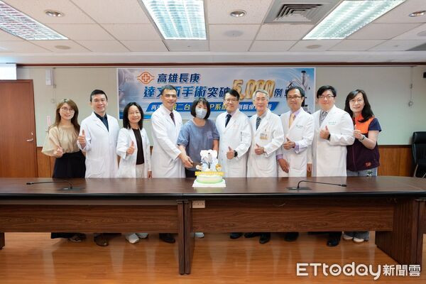 ▲吳小姐出席高雄長庚醫院記者會，呼籲大家提早檢查，不要害怕            。（圖／記者吳奕靖翻攝）