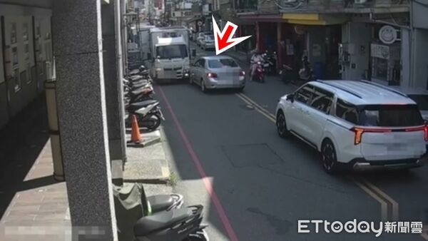 ▲▼銀色轎車（箭頭所指）在羅東中華路轎車越過雙黃線先撞上小貨車，警方到場，駕駛將車駛離竟擦撞路邊轎車，駕駛被查出涉毒駕。（圖／記者游芳男翻攝，下同）