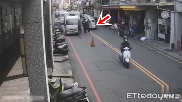 ▲▼銀色轎車（箭頭所指）在羅東中華路轎車越過雙黃線先撞上小貨車，警方到場，駕駛將車駛離竟擦撞路邊轎車，駕駛被查出涉毒駕。（圖／記者游芳男翻攝，下同）