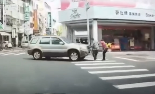 ▲休旅車轉員東路撞老夫妻。（圖／翻攝自爆料公社）