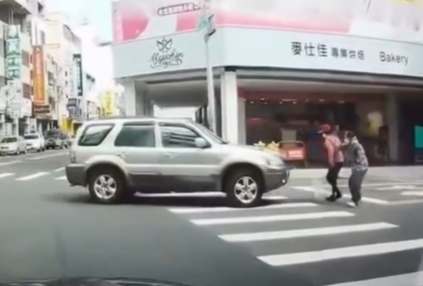 ▲休旅車轉員東路撞老夫妻。（圖／翻攝自爆料公社）