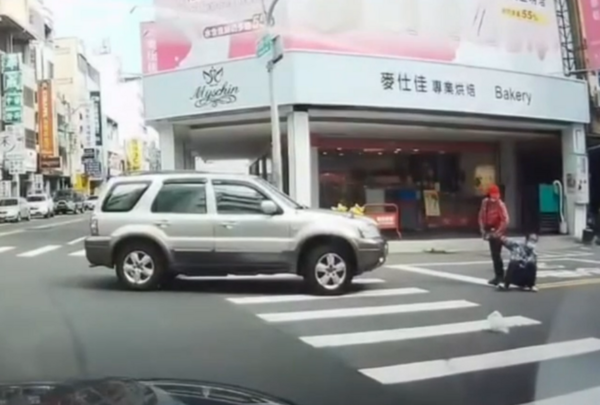 ▲休旅車轉員東路撞老夫妻。（圖／翻攝自爆料公社）