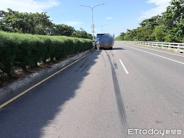 ▲台南七股區台17線發生追撞事故，自小客車疑因閃避綠鬣蜥緊急煞車，遭後方大貨車撞上，幸好人員受傷。（記者林東良翻攝，下同）