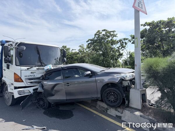 ▲台南七股區台17線發生追撞事故，自小客車疑因閃避綠鬣蜥緊急煞車，遭後方大貨車撞上，幸好人員受傷。（記者林東良翻攝，下同）