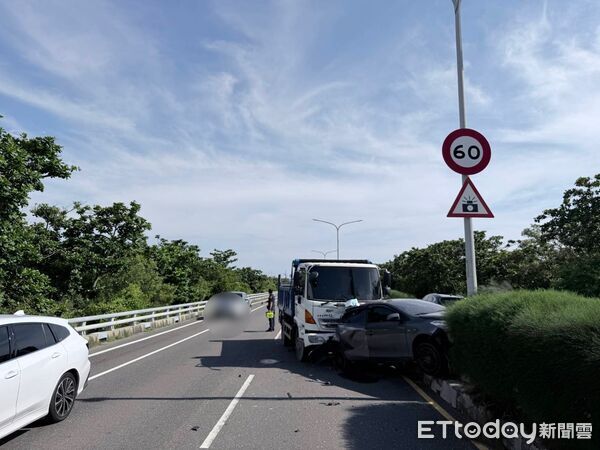 ▲台南七股區台17線發生追撞事故，自小客車疑因閃避綠鬣蜥緊急煞車，遭後方大貨車撞上，幸好人員受傷。（記者林東良翻攝，下同）