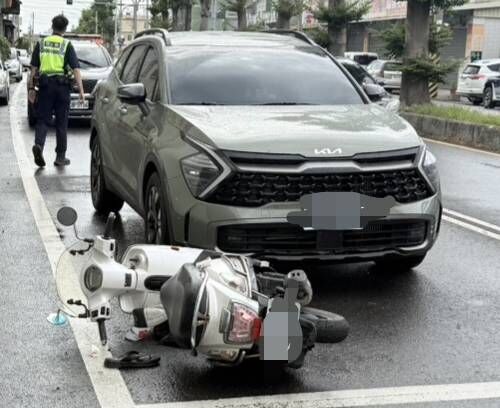 ▲彰化一名黃姓阿伯騎機車酒駕逆向衝撞轎車倒地。(圖/民眾提供)