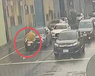 ▲彰化一名黃姓阿伯騎機車酒駕逆向衝撞轎車倒地。(圖/民眾提供)