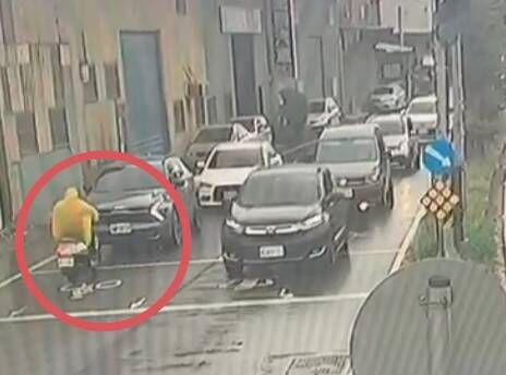 ▲彰化一名黃姓阿伯騎機車酒駕逆向衝撞轎車倒地。(圖/民眾提供)
