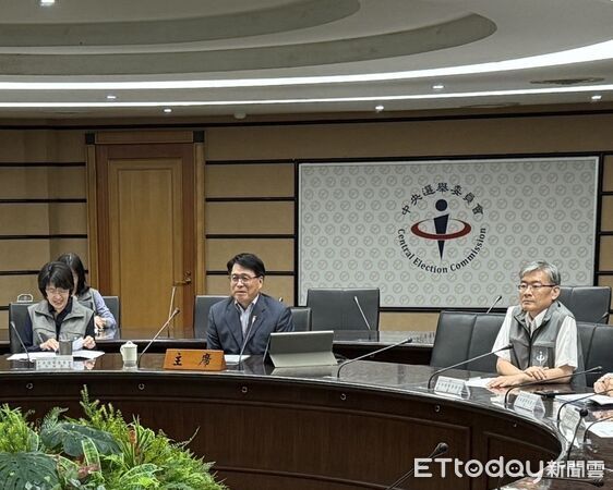 ▲▼中央選舉委員會主任委員游盈隆以視訊方式參加金門縣選舉委員會選務工作會議。（圖／金門縣選舉委員會提供）