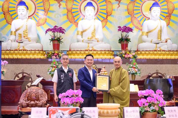 ▲桃園佛教蓮社今天捐贈熱感應無人機、唾液毒品快篩試劑、秘錄器等價值160萬元餘元科技設施給市警局，由副市長蘇俊賓市府代表受贈。（圖／市府新聞處提供）