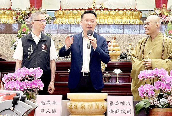 ▲桃園佛教蓮社今天捐贈價值160萬元餘元科技設施給市警局，副市長蘇俊賓在捐贈儀式上致詞感謝。（圖／市府新聞處提供）