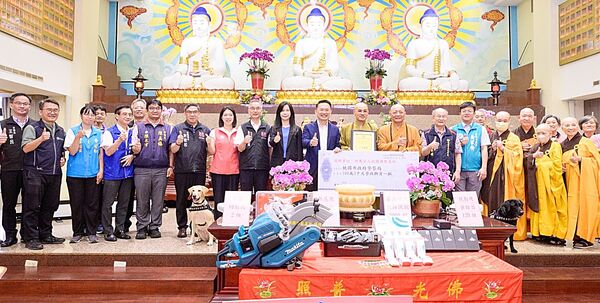▲桃園佛教蓮社今天捐贈價值160萬元餘元科技設施給市警局，副市長蘇俊賓會後與捐贈單位合影。（圖／市府新聞處提供）