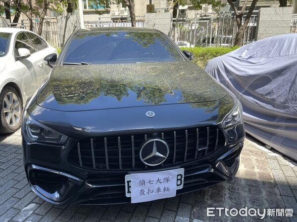 ▲刑事局偵七大隊破獲風飛砂幫經營跨國詐騙機房,逮捕機手頭楊男畫面。(圖/記者張君豪翻攝)